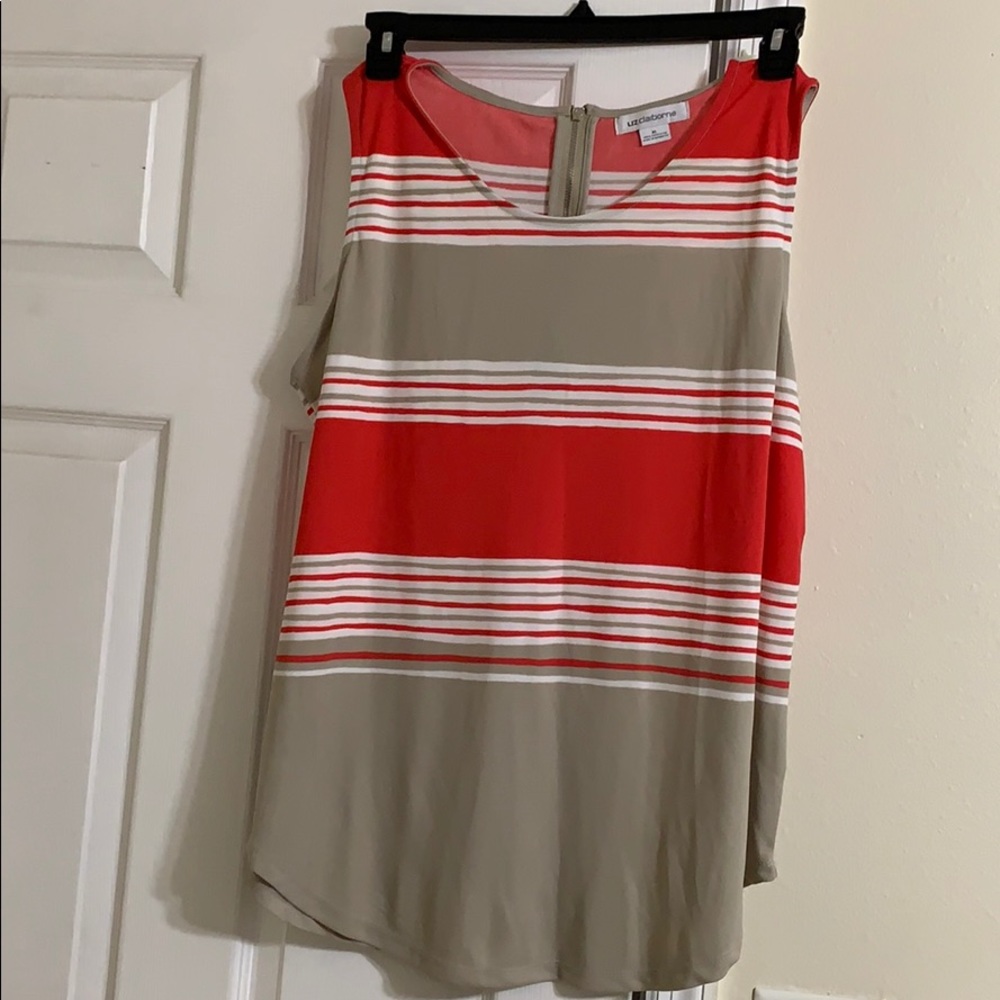 Sleeveless shirt.